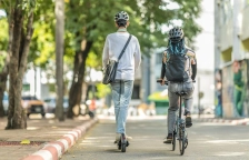 Trottinettes et vélos électriques : un cadre harmonisé pour mieux protéger les jeunes usagers